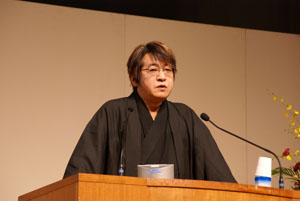 講演中です
